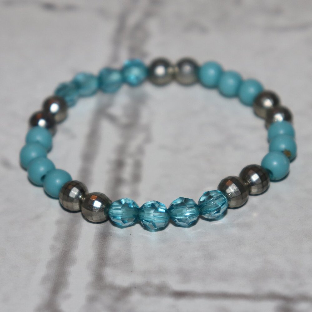 Pretty blue and silver beaded bracelet 6.5"
